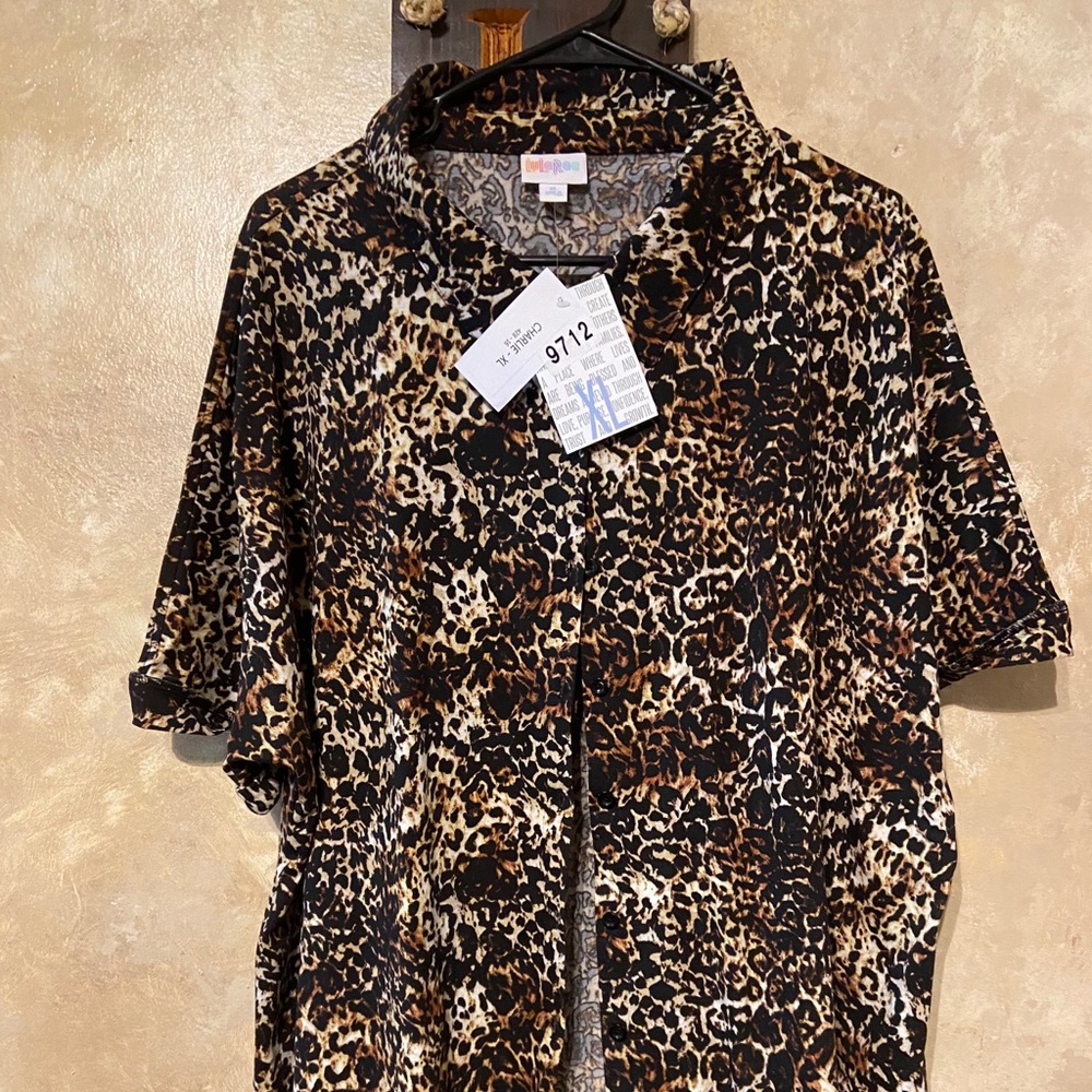 NWT LuLaRoe Charlie Button-up leopard shirt XL